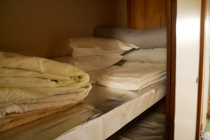 ベイリリィ国民宿舎しらゆり荘 ペット同伴部屋和室押し入れにある布団画像