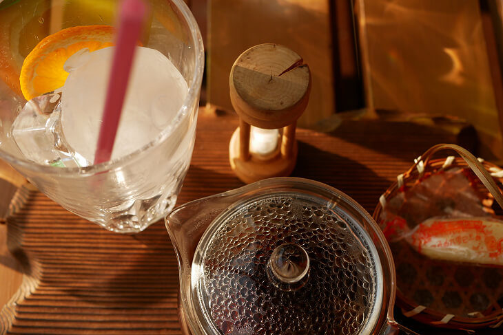 Cafe ペトラの里で注文したアイスティー ティーポットに入った紅茶と氷に入ったグラス画像