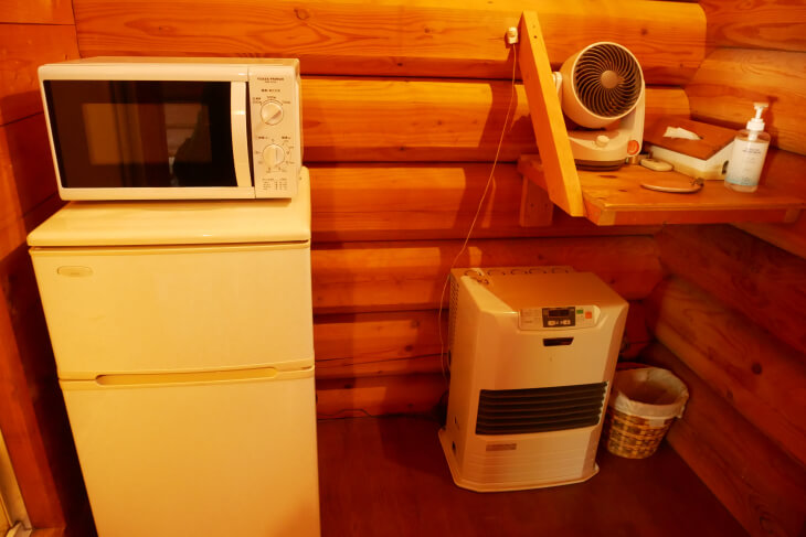 ログコテージさくら　室内にある冷蔵庫・電子レンジ、暖房器具・サーキュレーター画像